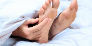 Crampe nocturne au pied : que faire ?