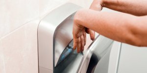 Pourquoi le seche-mains favorise la proliferation des bacteries