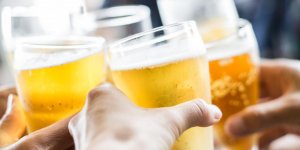 Maladie de Crohn : peut-on boire de l-alcool ?