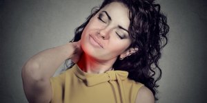 Comment bien dormir avec un torticolis ?