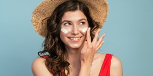SPF layering : appliquer plusieurs couches de creme solaire, utile ou futile ?