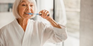 Des dentistes avertissent que cette erreur courante le matin pourrait detruire vos dents