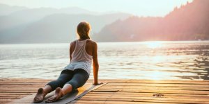 Seins qui tombent : 5 postures de yoga pour lutter contre la gravite
