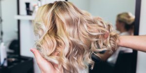 Beaute des cheveux : comment utiliser l-eau oxygenee ?