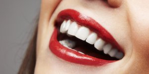 Blanchir les dents naturellement : le charbon