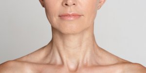 Peaux matures : les conseils d’une dermatologue pour prendre soin des zones oubliees 