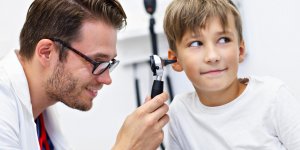 Il ressentait une gene a l’oreille… les medecins ont decouvert une tique dans son tympan