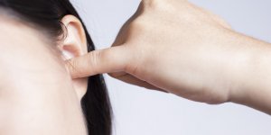 Oreilles : comment bien les nettoyer pour eviter les bouchons ? 