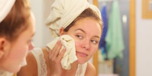 Peau du visage grasse : comment choisir son savon ?