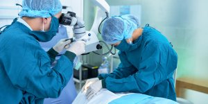 Chirurgie des yeux : qui peut la pratiquer