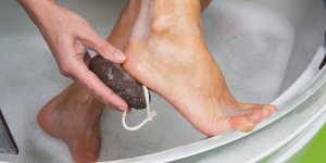 Comment bien utiliser la pierre ponce pour des pieds doux