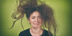 7 signes que vos cheveux sont abimes 