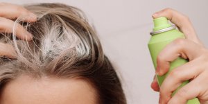 Vous etes un adepte du shampoing sec ? Attention, vous l-utilisez peut-etre mal !