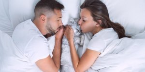 Vaut-il mieux dormir avec son animal de compagnie ou son conjoint ?