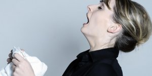 Rhume contagieux : que contient un eternuement ?