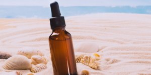 Vacances : les 3 huiles essentielles a avoir pour soigner les maux de l-ete
