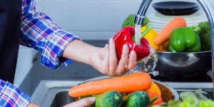 Pesticides sur les fruits et legumes : les 4 astuces de Michel Cymes pour s-en debarasser