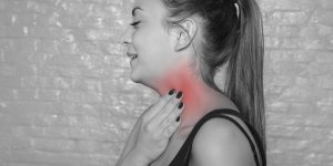 Gorge qui gratte : 3 solutions pour apaiser