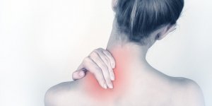 9 raisons pour lesquelles votre cou peut faire souffrir
