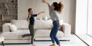 Sortez vos meilleurs mouvements de danse maison, car c’est aussi efficace que le sport