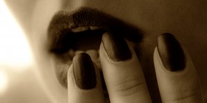 Langue blanche : est-ce un signe de mycose buccale ?