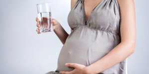 Grossesse et retention d-eau : combien faut-il boire d-eau ?
