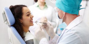Prothese dentaire fixe : ceramique ou resine, que choisir ?