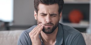 Gencives douloureuses : pourquoi ?