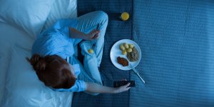 7 dangers si vous grignotez la nuit