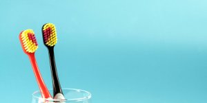 Les bons gestes d-un dentiste pour entretenir sa brosse a dents