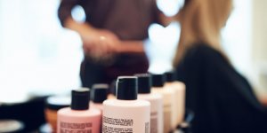 Decoloration des cheveux : gare aux substances toxiques ! 