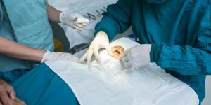 Operation de la cataracte : comment mettre un pansement oculaire ?