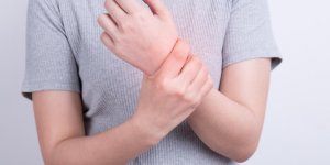 Douleur au bras gauche : un signe possible de crise cardiaque