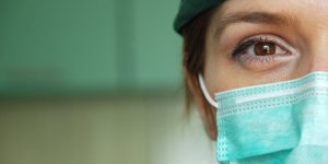Covid-19 : comment mettre un masque chirurgical bleu et blanc ?