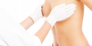 Boule dans le sein : un symptome de cancer ?
