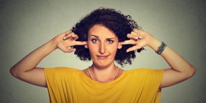 Oreille qui siffle : un symptome de bouchon ?