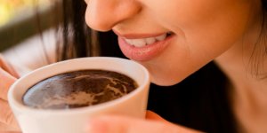 8 aliments et boissons qui tachent les dents
