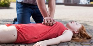 Les femmes recoivent moins de massages cardiaques que les hommes a cause de... leur poitrine