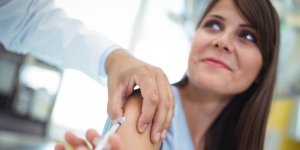 Vaccin : sourire rend la piqure moins douloureuse