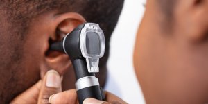 Bourdonnement dans l-oreille : 8 causes possibles