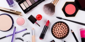Fond de teint, poudre, sourcils... Dans quel ordre faut-il se maquiller ?