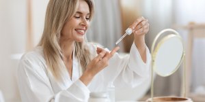 « Je suis experte de la peau, voici le cosmetique sur lequel les femmes de plus de 50 ans ne doivent pas faire l-impasse »