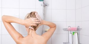 Cheveux : l’erreur que vous vous faites en les lavant