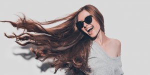 Cheveux plats, fins : les astuces pour leur redonner du volume