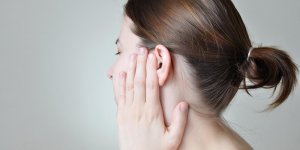 Ses douleurs a l’oreille etaient dues a la maladie de Crohn