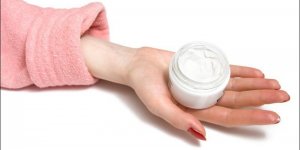 Du liniment contre la peau seche sur le corps