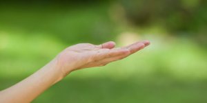 Verrue a la main qui ne part pas : comment faire ?