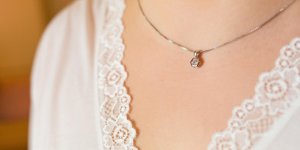 Demangeaison autour du cou : l-allergie aux bijoux