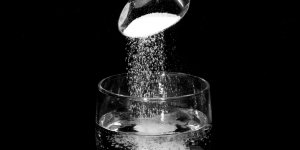Mal de gorge : un gargarisme a l-eau salee comme remede