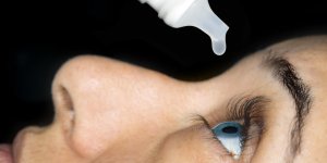 Yeux secs : a quoi sert le serum physiologique ?